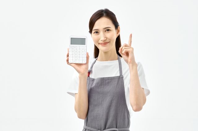電卓と指さし女性
